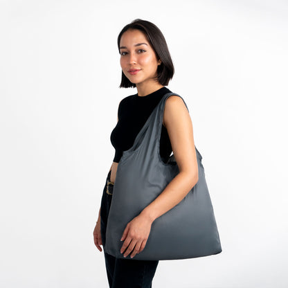 Girl with grey standard nanobag