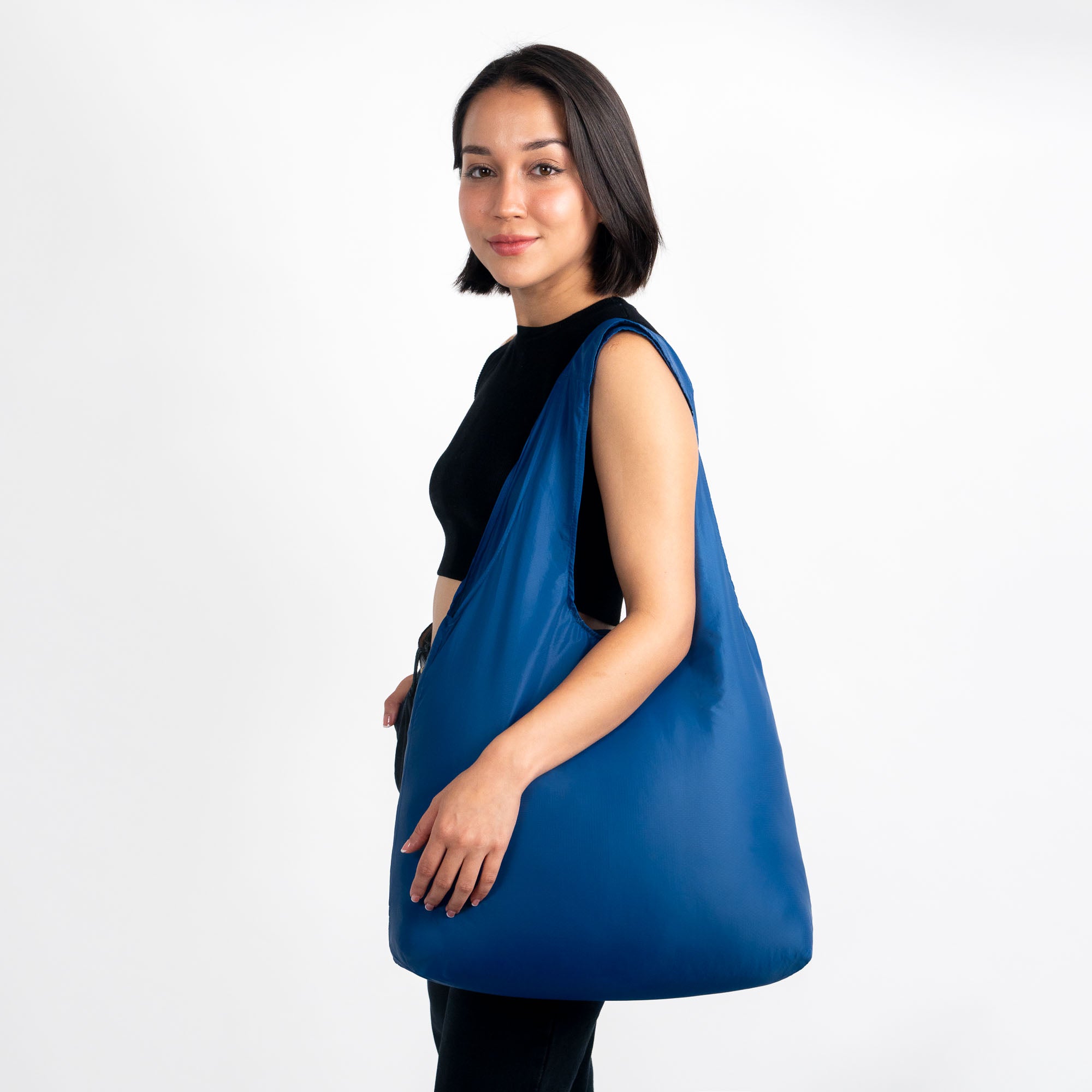 Girl with blue standard nanobag