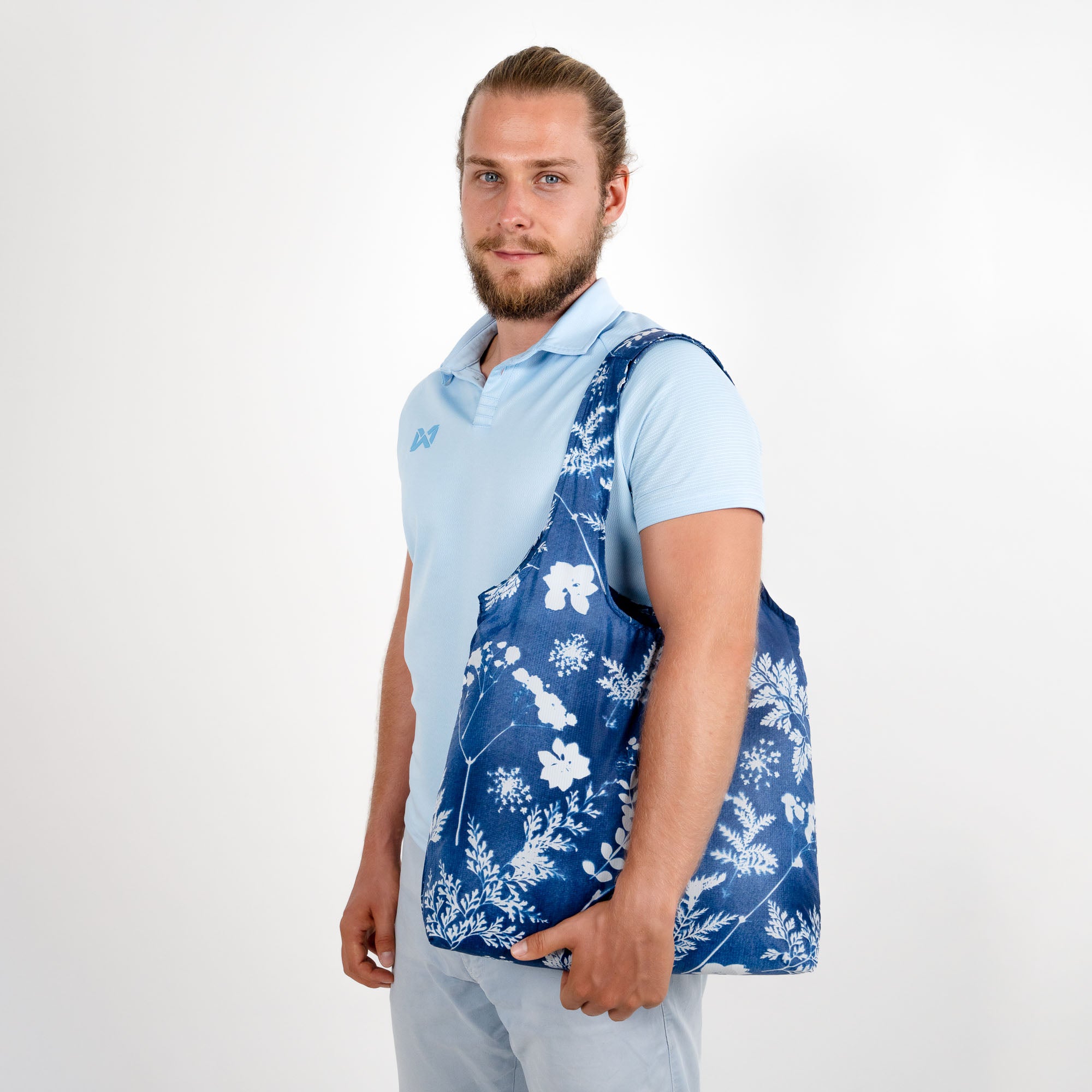 Man with blue white standard nanobag